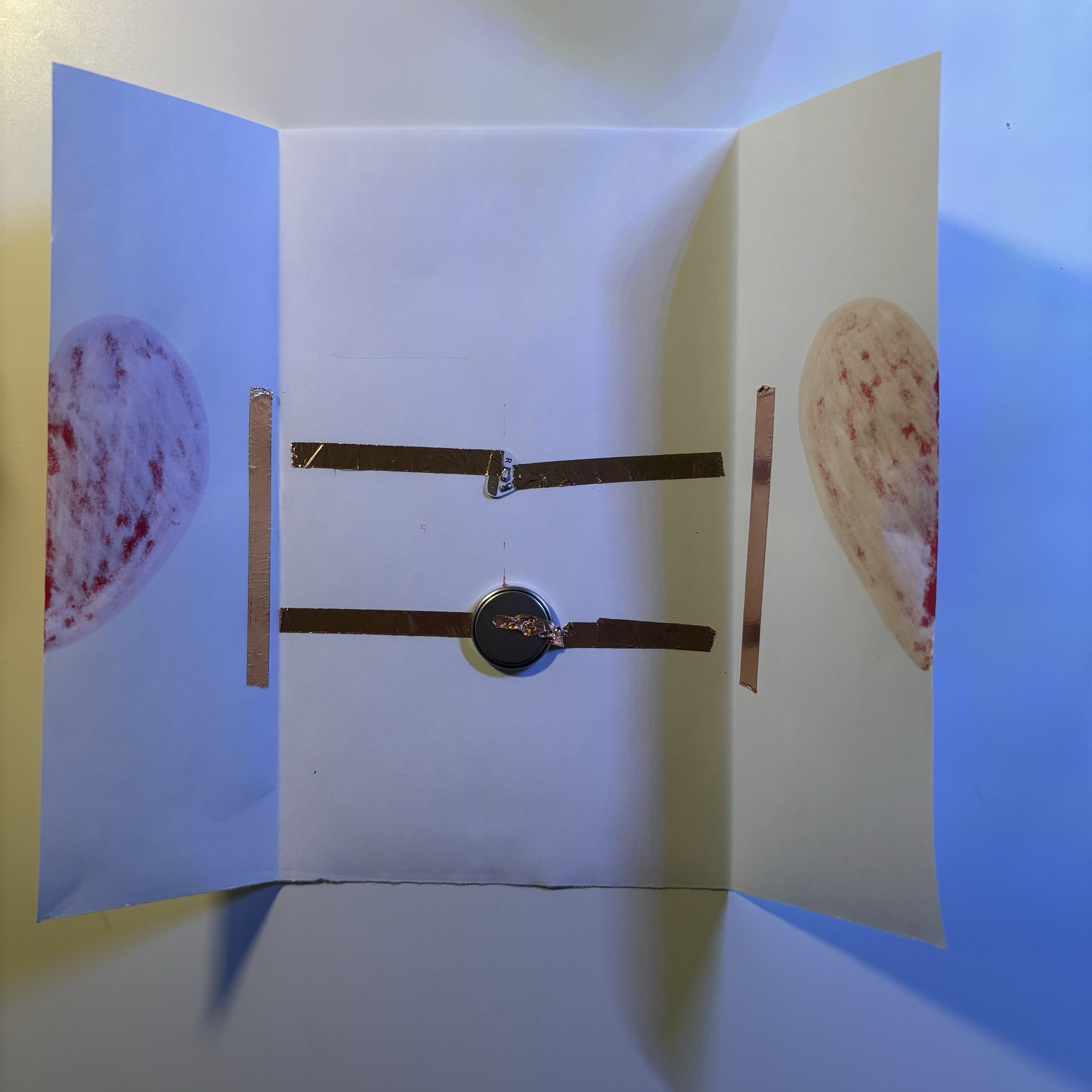 This is what the heart card looks like when opened. I put a strip of copper tape on each side and left a gap to make sure the LED is not blocked when the paper is folded. If you want to ensure the stability of the electricity being passed through, I found that it's appropriate to leave the copper tape in charge of the switch a little longer to ensure that the circuitry has a contact area with it.