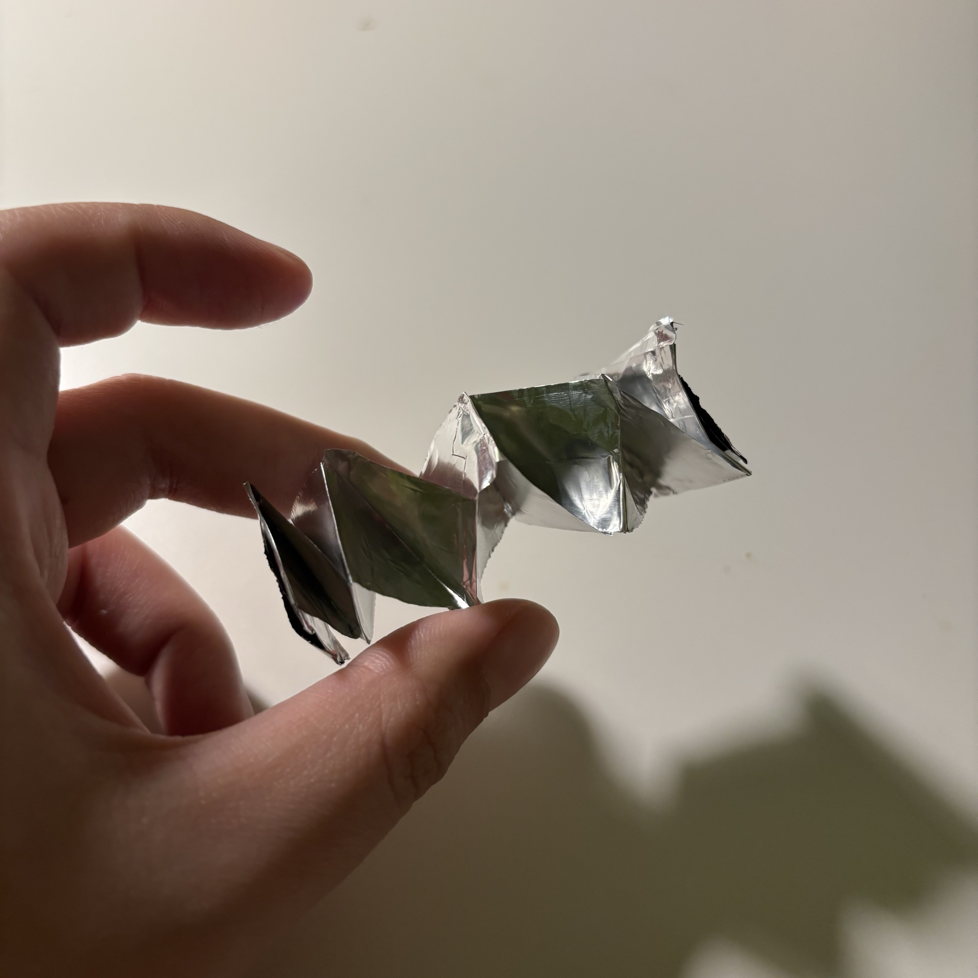 The finished aluminum foil paper spring is shown in the picture. By gluing double sided tape to both ends of it, you can make many interesting designs, such as it can be used as a switch, as a decoration, or a wire.