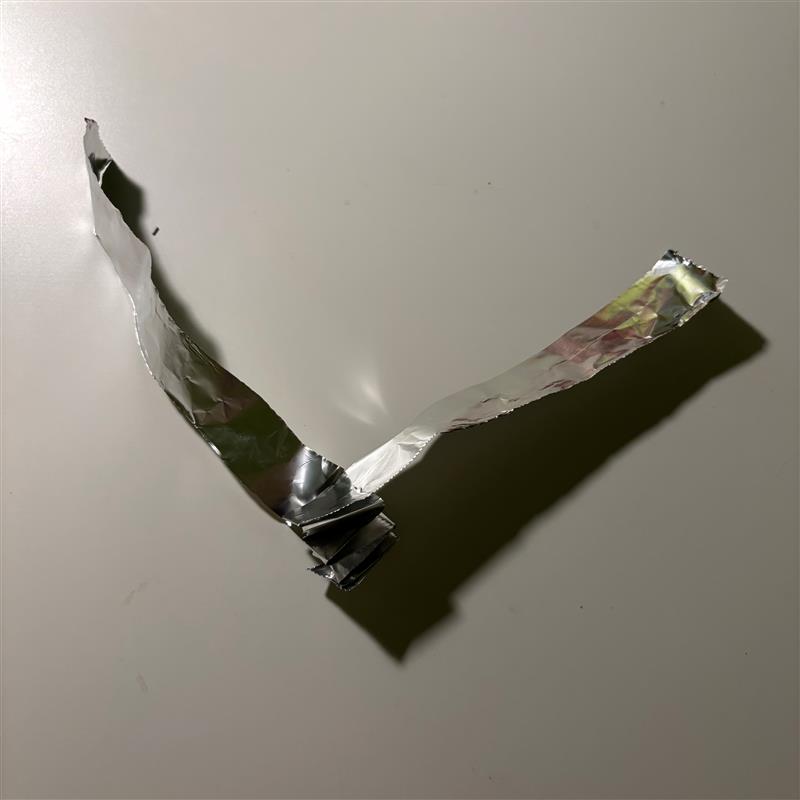 Copper tape has limitations, as it is sticky on one side and therefore cannot be used for other complex operations. I remembered the paper springs I made as a child, so I decided that making springs out of aluminum foil might lead to interesting results. I used two pieces of aluminum foil of equal length and width and folded them back and forth.