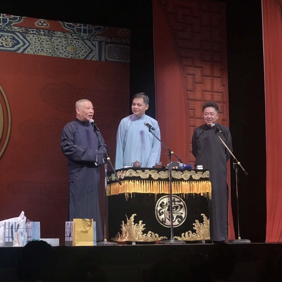 This recording of the audience cheering and applauding comes from a live comedy show I watched before, and I've extracted the audio from the video. What can be heard is that there are no additional distracting noises because it was an indoor performance.