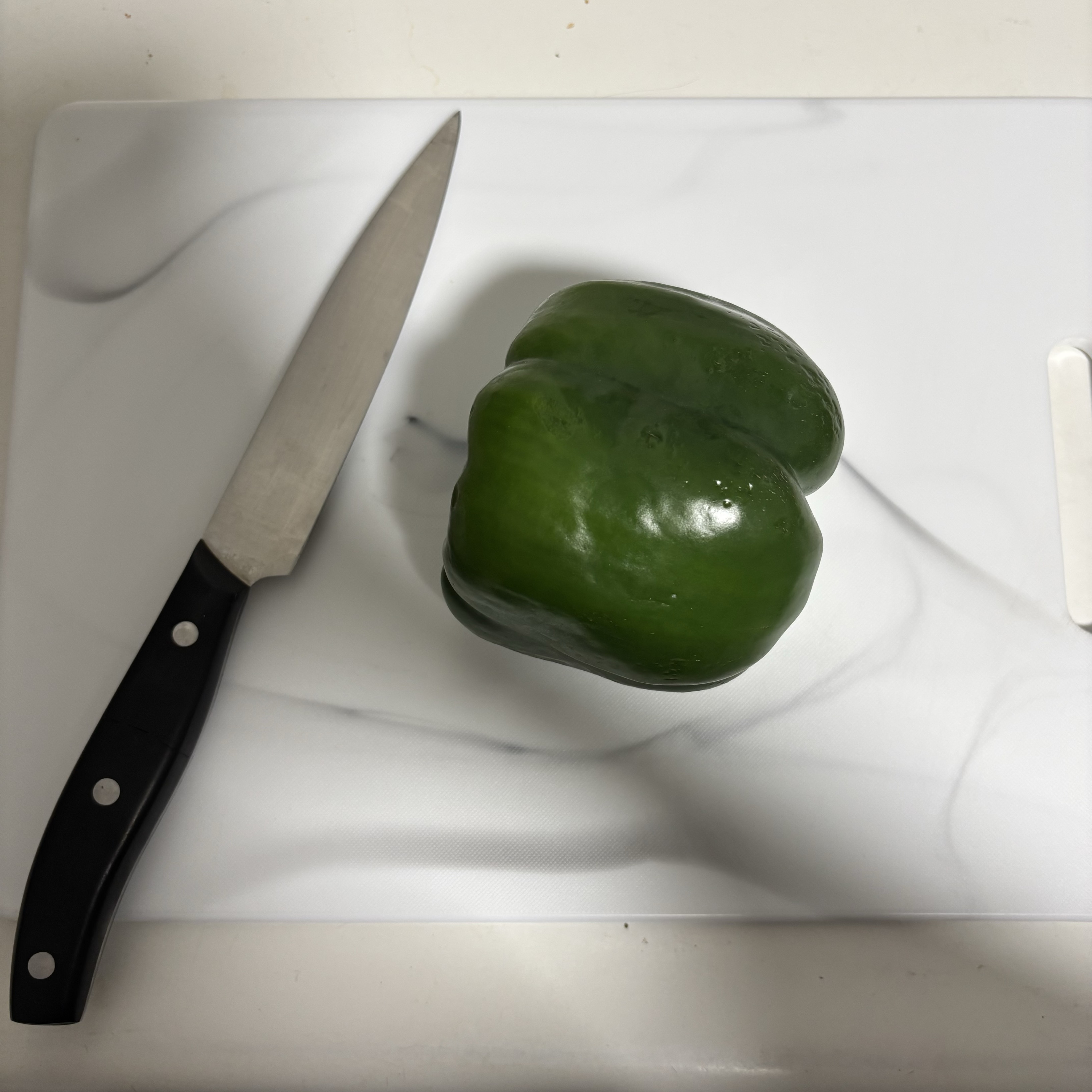 The sound of cutting vegetables. When I play it, I think it's very similar to the sound of eating an apple, both are very crisp.