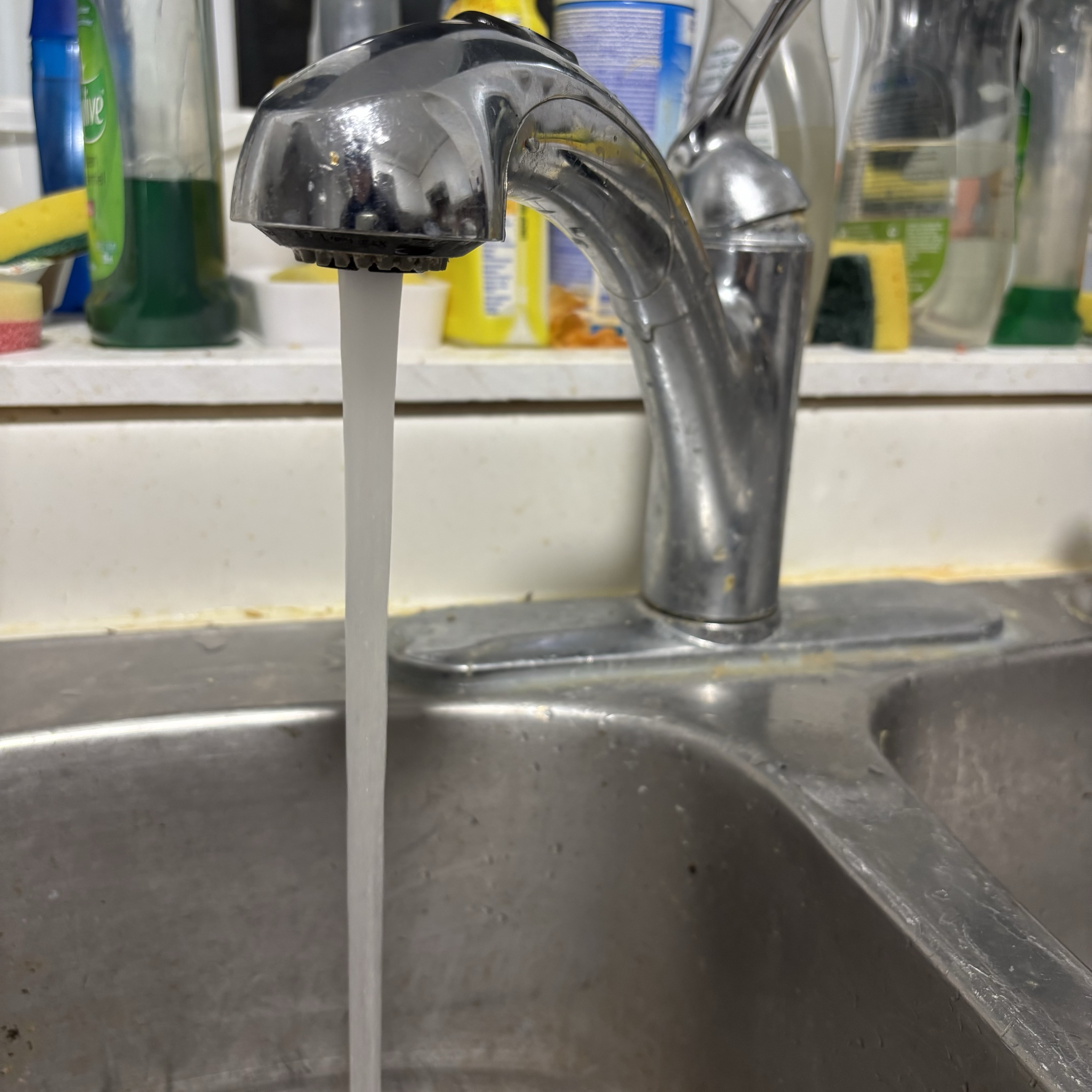 The sound of water running into a sink. Because the kitchen sink is made of metal, the special vibration of water hitting metal can be heard.