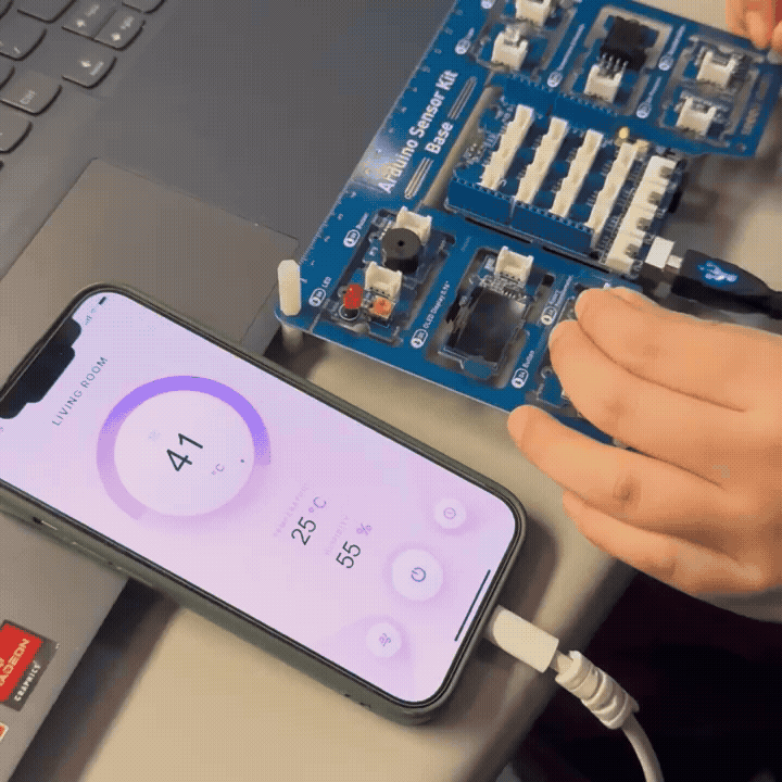 We can see our program running continuously in ProtoPie. As I turn the rotary knob, the temperature displayed on the phone screen changes accordingly.