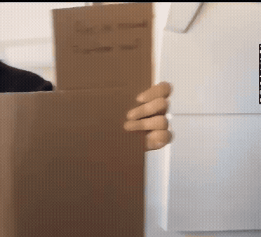 The refrigerator is also connected to the oven. Once a recipe is selected, the oven is activated and begins preheating. The refrigerator and oven are arranged in a parallel layout, making it convenient for user movement.