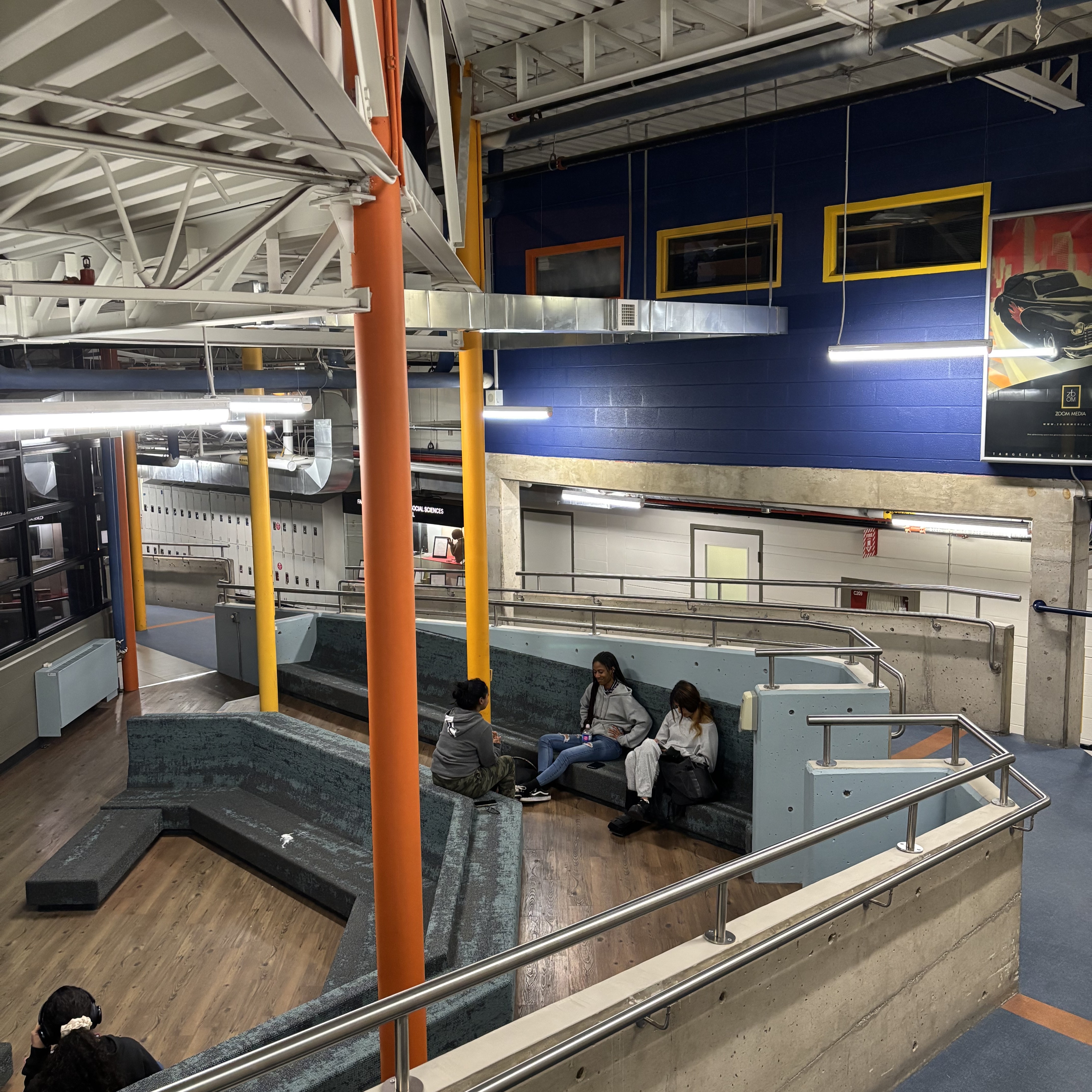 Here is a corner of the hallway linking the two Wings B and C. I really like the way Sheridan's architects utilized every bit of space. This small space is furnished with sofas for lounging as well as studying. At the same time, it has a lowered design so that the space doesn't get in the way of people walking through the corridors, and people working in the space aren't disturbed. I've seen students selling their artwork here, which is smart because it's located in the connector, which is where a lot of people go, so more people can see their work and buy it.
